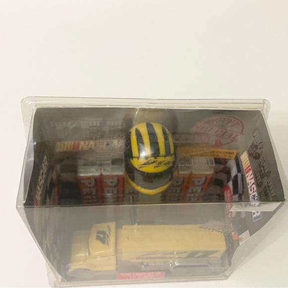 NASCAR Matt Kenseth #17 Hauler & Helmet PEZ Dispensers Gift Set - Picture 15 of 16